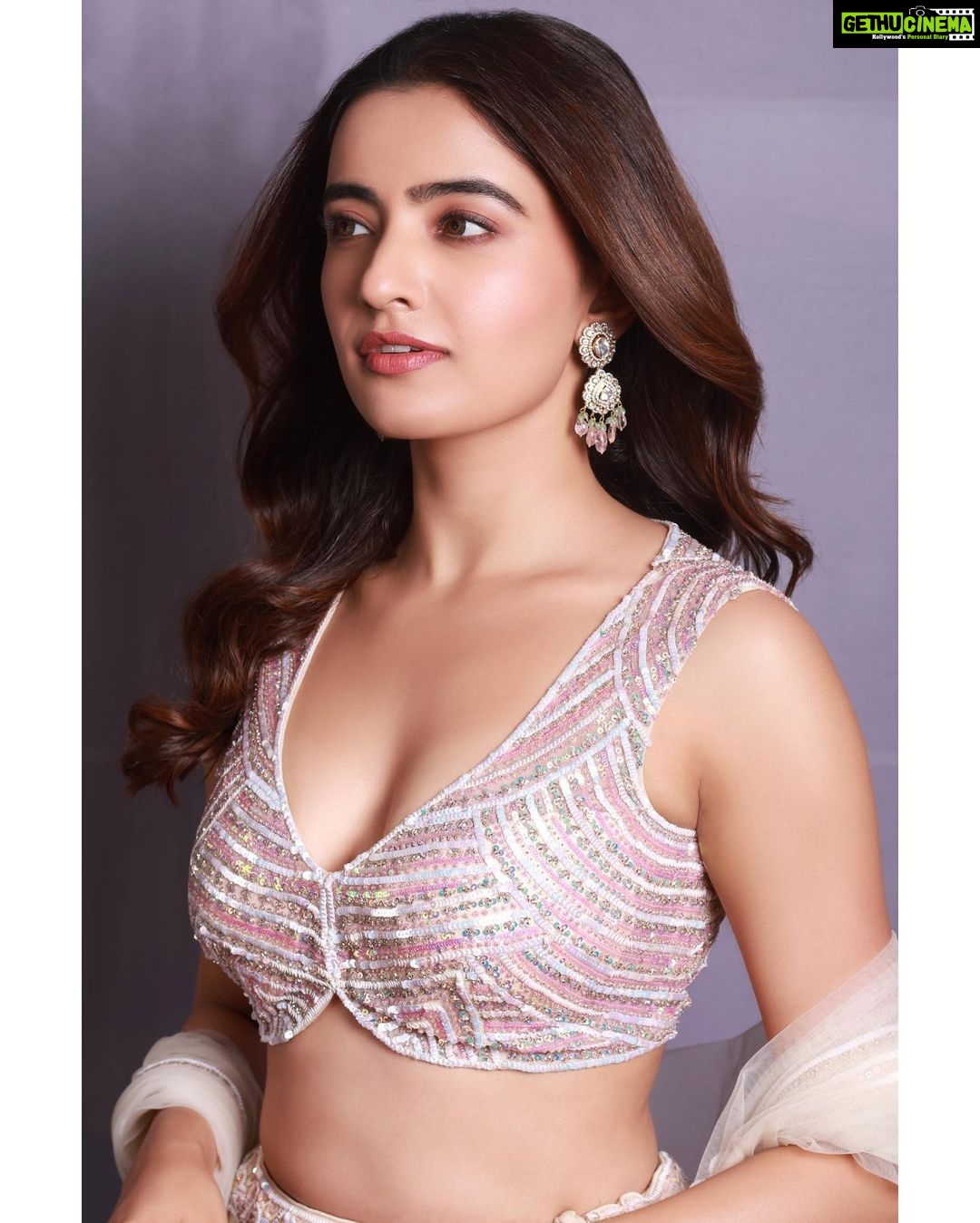 Rukshar Dhillon - 83.7K Likes - Flower child🌸
Styled by- @stylebymish
Captured by- @advait_vaidya
Wearing- @frontierraas
Jewellery- @akoyajewels
Bag- @theamyrastore
Hair- @minisingh11_
Make up- @bridalmakeupbynidhithakkar