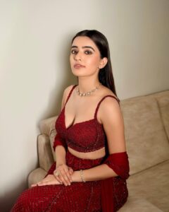 Rukshar Dhillon Instagram - We can buy our own diamonds 
All that is needed from you, is a heart full of love.
Happy Valentines Day to all of you♥️

Styled by- @stylebymish 
Hair- @minisingh11_ 
Make up- @bridalmakeupbynidhithakkar 
Wearing- @richajaisinghanilabel 
Jewellery- @akoyajewels