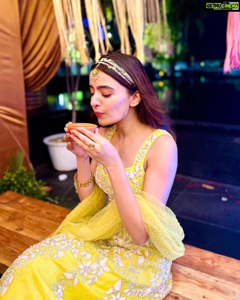 Rukshar Dhillon Instagram - Happiest with a chai da cup🥰😍