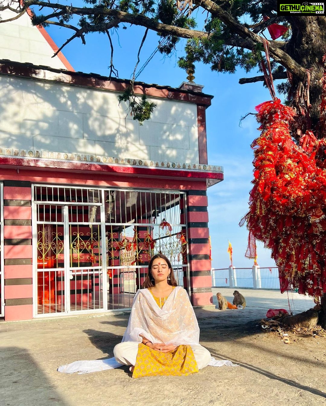 Rukshar Dhillon Instagram - Full moon energies reminding me of the beautiful energies at the Kunjapuri temple, Rishikesh. Take me back to the sunrise, the view, the wind and the heartwarming Dhyana♥️✨ #rishikesh #travel #india