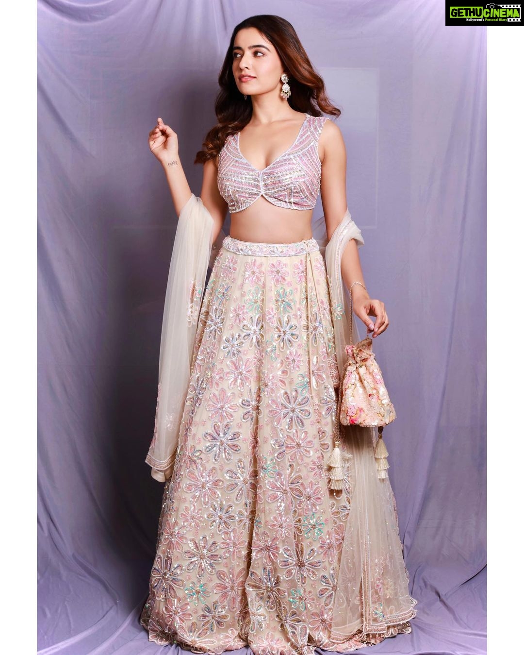 Rukshar Dhillon - 83.7K Likes - Flower child🌸
Styled by- @stylebymish
Captured by- @advait_vaidya
Wearing- @frontierraas
Jewellery- @akoyajewels
Bag- @theamyrastore
Hair- @minisingh11_
Make up- @bridalmakeupbynidhithakkar