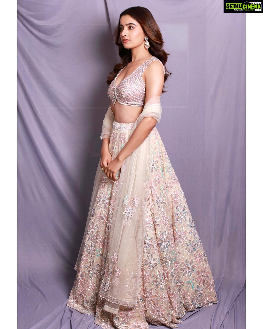 Rukshar Dhillon - 83.7K Likes - Flower child🌸
Styled by- @stylebymish
Captured by- @advait_vaidya
Wearing- @frontierraas
Jewellery- @akoyajewels
Bag- @theamyrastore
Hair- @minisingh11_
Make up- @bridalmakeupbynidhithakkar