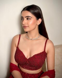 Rukshar Dhillon Instagram - We can buy our own diamonds 
All that is needed from you, is a heart full of love.
Happy Valentines Day to all of you♥️

Styled by- @stylebymish 
Hair- @minisingh11_ 
Make up- @bridalmakeupbynidhithakkar 
Wearing- @richajaisinghanilabel 
Jewellery- @akoyajewels