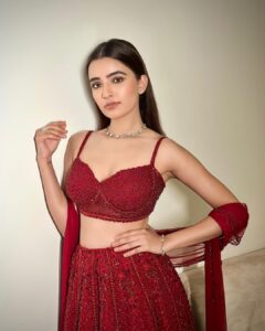 Rukshar Dhillon Instagram - We can buy our own diamonds 
All that is needed from you, is a heart full of love.
Happy Valentines Day to all of you♥️

Styled by- @stylebymish 
Hair- @minisingh11_ 
Make up- @bridalmakeupbynidhithakkar 
Wearing- @richajaisinghanilabel 
Jewellery- @akoyajewels