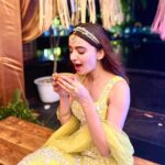 Rukshar Dhillon Instagram - Happiest with a chai da cup🥰😍