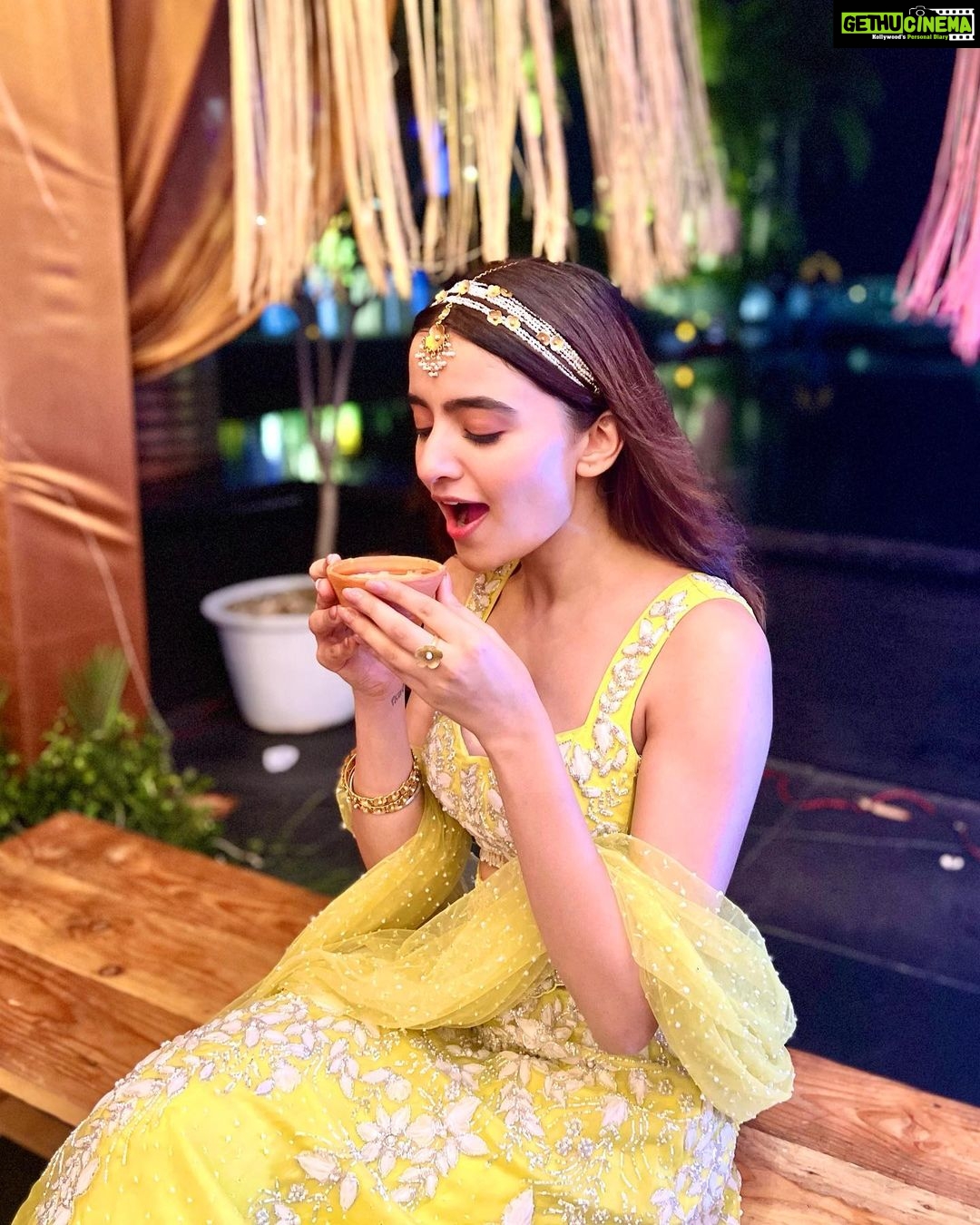 Rukshar Dhillon Instagram - Happiest with a chai da cup🥰😍