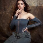 Rukshar Dhillon Instagram - When you take baithe baithe kya karein karna hai kuch kaam too seriously🙈☺️ @pranil_chintewar @bhargavikallam @pixelperfectmakeup_visali