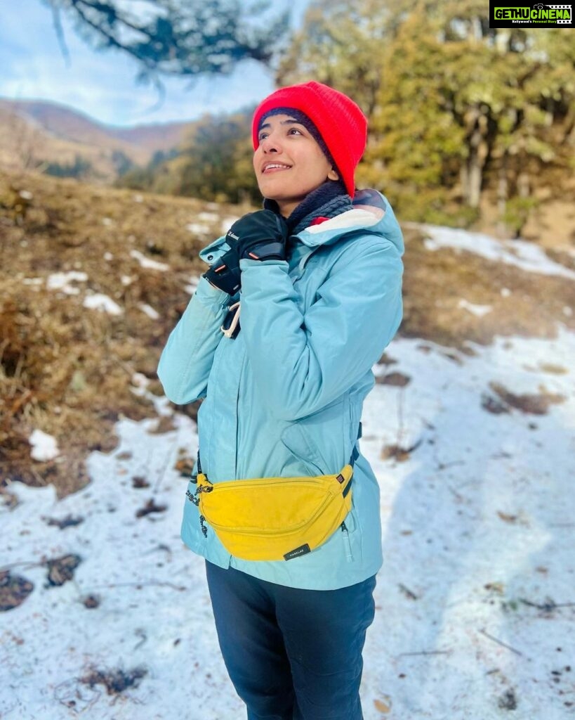Rukshar Dhillon Instagram - Expectation vs Reality😉 #trekking #adventures2023 Dayara Bugyal