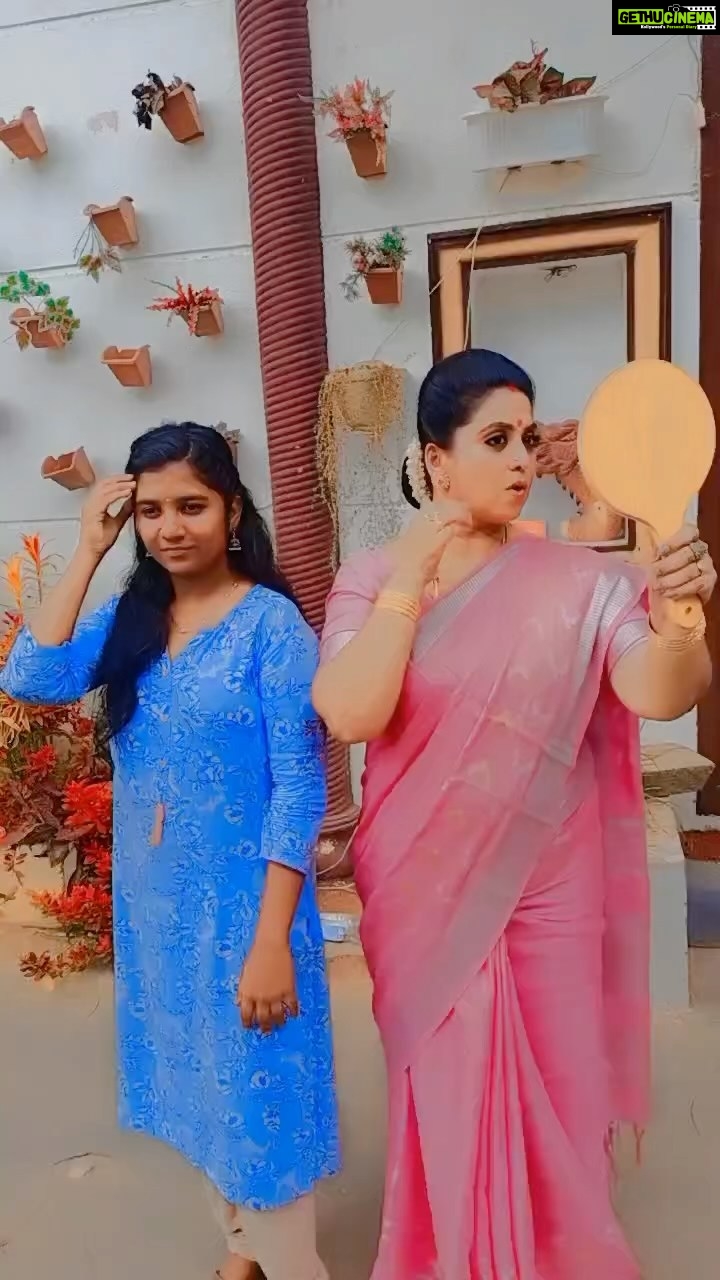 Rupa Sri Instagram - Summa onnu pannom😂#trending #trendy #reels #reelsinstagram #reelsvideo #reelsindia @kumutham_official @gopioffi @aaron_krish_cazziro