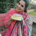 Rupa Sri Instagram - I’m so happy to get 175k Insta family.🎉🥳Thank you so much for all the love and support that y’all given me from the day one. 💕 Also, to enjoy this moment @cream_n_sassy have send me these lovely home-made yummy cupcakes and cakes.😋Thank you so much!!❤️🥰😘