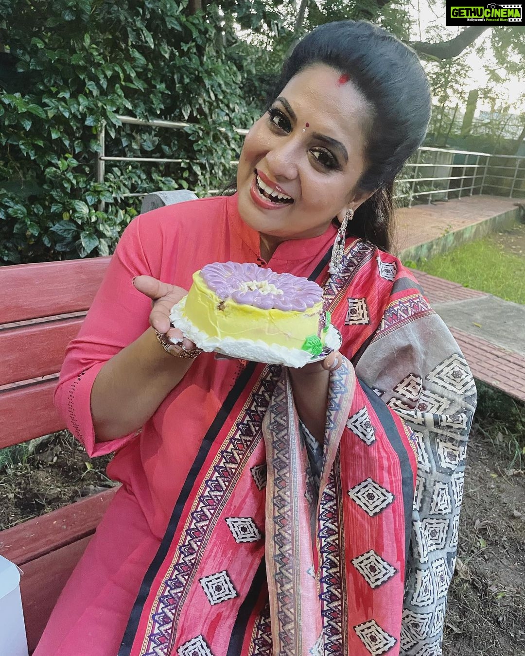 Rupa Sri Instagram - I’m so happy to get 175k Insta family.🎉🥳Thank you so much for all the love and support that y’all given me from the day one. 💕 Also, to enjoy this moment @cream_n_sassy have send me these lovely home-made yummy cupcakes and cakes.😋Thank you so much!!❤️🥰😘