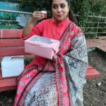 Rupa Sri Instagram - I’m so happy to get 175k Insta family.🎉🥳Thank you so much for all the love and support that y’all given me from the day one. 💕 Also, to enjoy this moment @cream_n_sassy have send me these lovely home-made yummy cupcakes and cakes.😋Thank you so much!!❤️🥰😘
