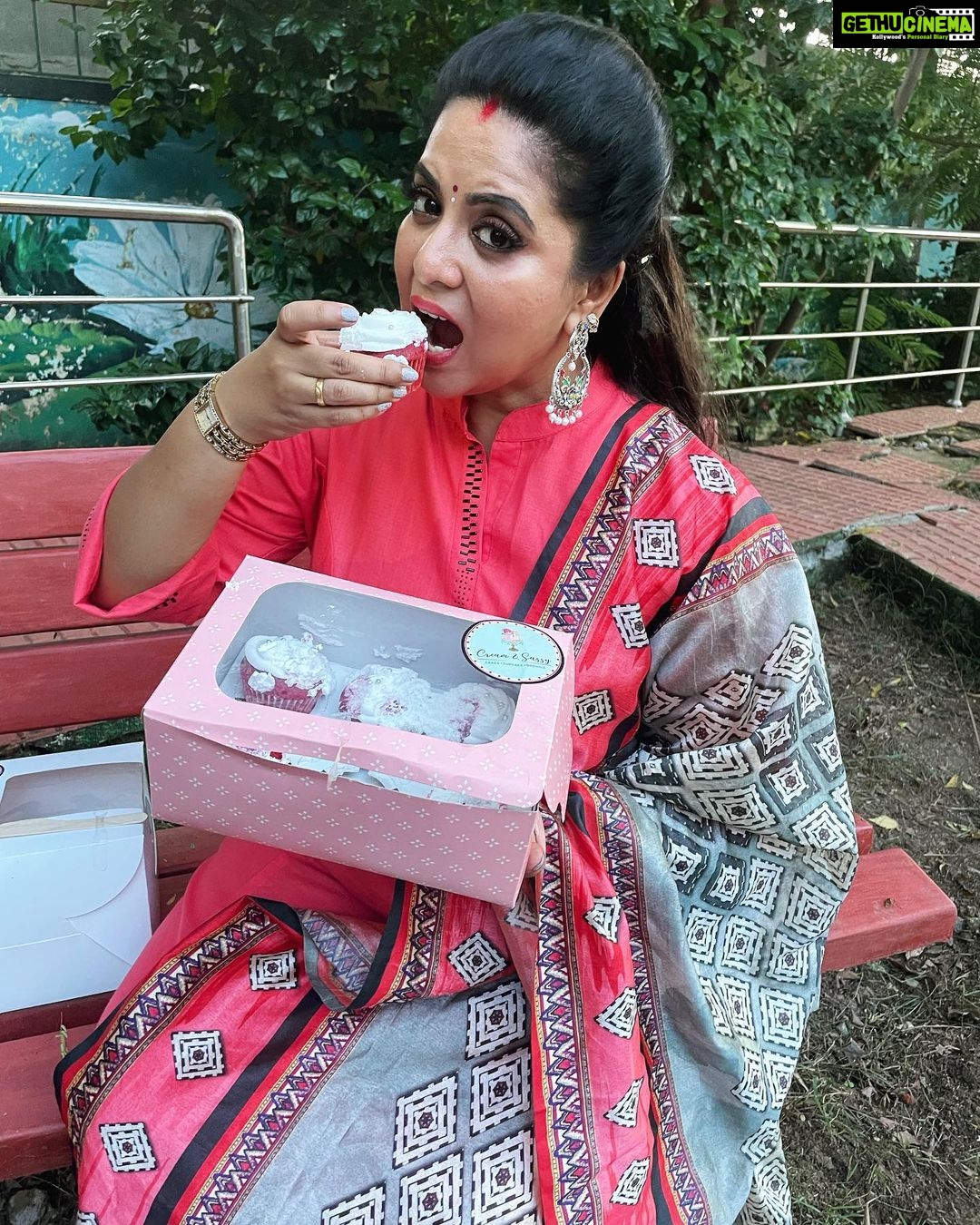 Rupa Sri Instagram - I’m so happy to get 175k Insta family.🎉🥳Thank you so much for all the love and support that y’all given me from the day one. 💕 Also, to enjoy this moment @cream_n_sassy have send me these lovely home-made yummy cupcakes and cakes.😋Thank you so much!!❤️🥰😘