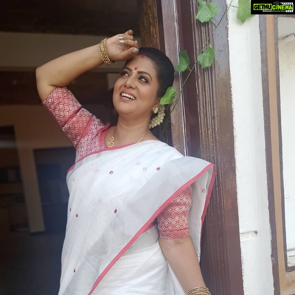 Rupa Sri Instagram - Thank you @ashas_womens_collection for this wonderful saree 😘😘i am really happy with this outfit and thankyou @indu_ig for the suitable blouse for this saree And do check : @indu_ig @ashas_womens_collection For many collections.... 😄😄😄🥰🥰🥰
