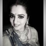 Rupa Sri Instagram - 𝓒𝓸𝓾𝓻𝓪𝓰𝓮 𝓭𝓸𝓮𝓼𝓷’𝓽 𝓪𝓵𝔀𝓪𝔂𝓼 𝓻𝓸𝓪𝓻. 𝓢𝓸𝓶𝓮𝓽𝓲𝓶𝓮𝓼 𝓬𝓸𝓾𝓻𝓪𝓰𝓮 𝓲𝓼 𝓽𝓱𝓮 𝓵𝓲𝓽𝓽𝓵𝓮 𝓿𝓸𝓲𝓬𝓮 𝓪𝓽 𝓽𝓱𝓮 𝓮𝓷𝓭 𝓸𝓯 𝓽𝓱𝓮 𝓭𝓪𝔂 𝓽𝓱𝓪𝓽 𝓼𝓪𝔂𝓼 ‘𝓘’𝓵𝓵 𝓽𝓻𝔂 𝓪𝓰𝓪𝓲𝓷 𝓽𝓸𝓶𝓸𝓻𝓻𝓸𝔀...