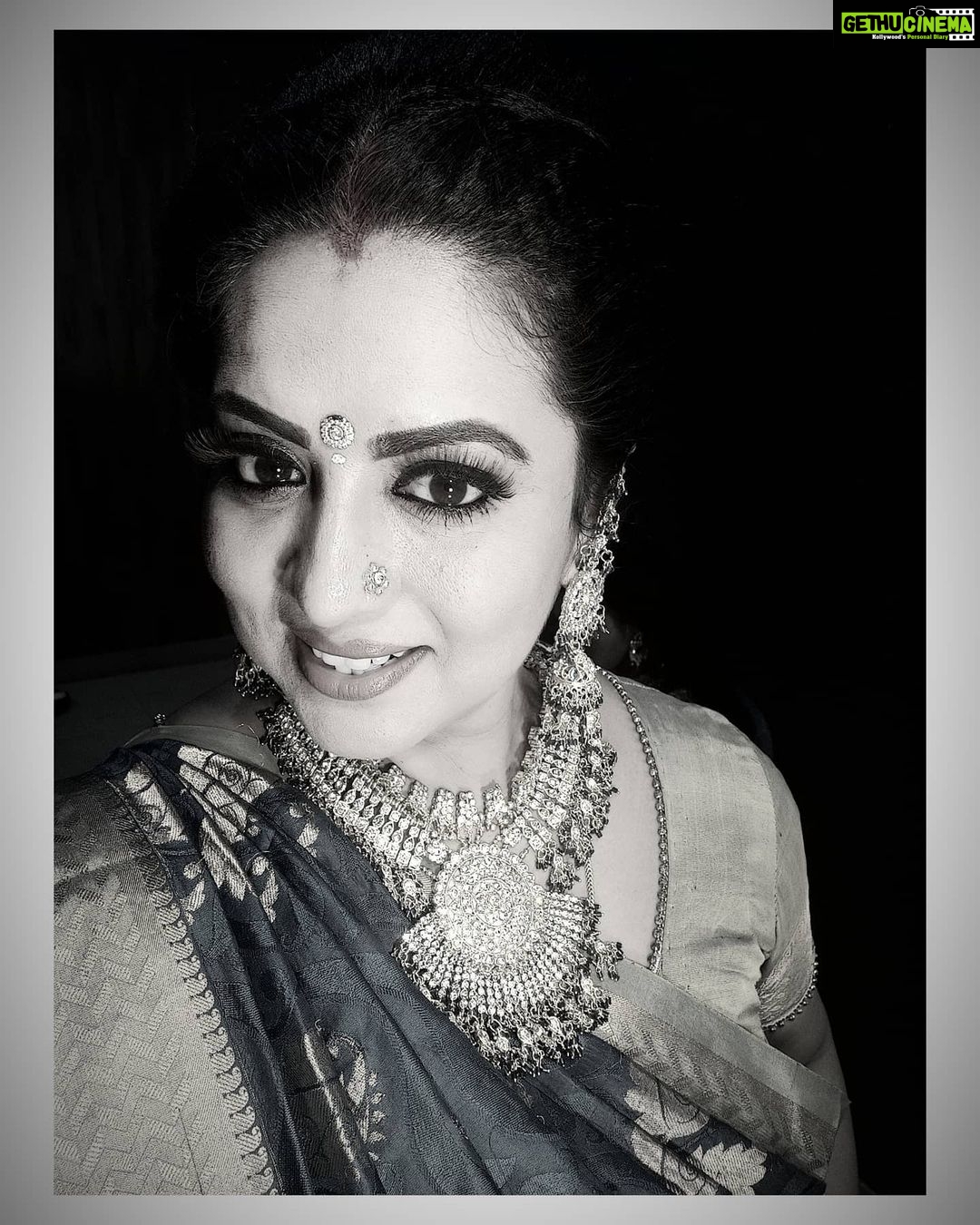 Rupa Sri Instagram - 𝓒𝓸𝓾𝓻𝓪𝓰𝓮 𝓭𝓸𝓮𝓼𝓷’𝓽 𝓪𝓵𝔀𝓪𝔂𝓼 𝓻𝓸𝓪𝓻. 𝓢𝓸𝓶𝓮𝓽𝓲𝓶𝓮𝓼 𝓬𝓸𝓾𝓻𝓪𝓰𝓮 𝓲𝓼 𝓽𝓱𝓮 𝓵𝓲𝓽𝓽𝓵𝓮 𝓿𝓸𝓲𝓬𝓮 𝓪𝓽 𝓽𝓱𝓮 𝓮𝓷𝓭 𝓸𝓯 𝓽𝓱𝓮 𝓭𝓪𝔂 𝓽𝓱𝓪𝓽 𝓼𝓪𝔂𝓼 ‘𝓘’𝓵𝓵 𝓽𝓻𝔂 𝓪𝓰𝓪𝓲𝓷 𝓽𝓸𝓶𝓸𝓻𝓻𝓸𝔀...