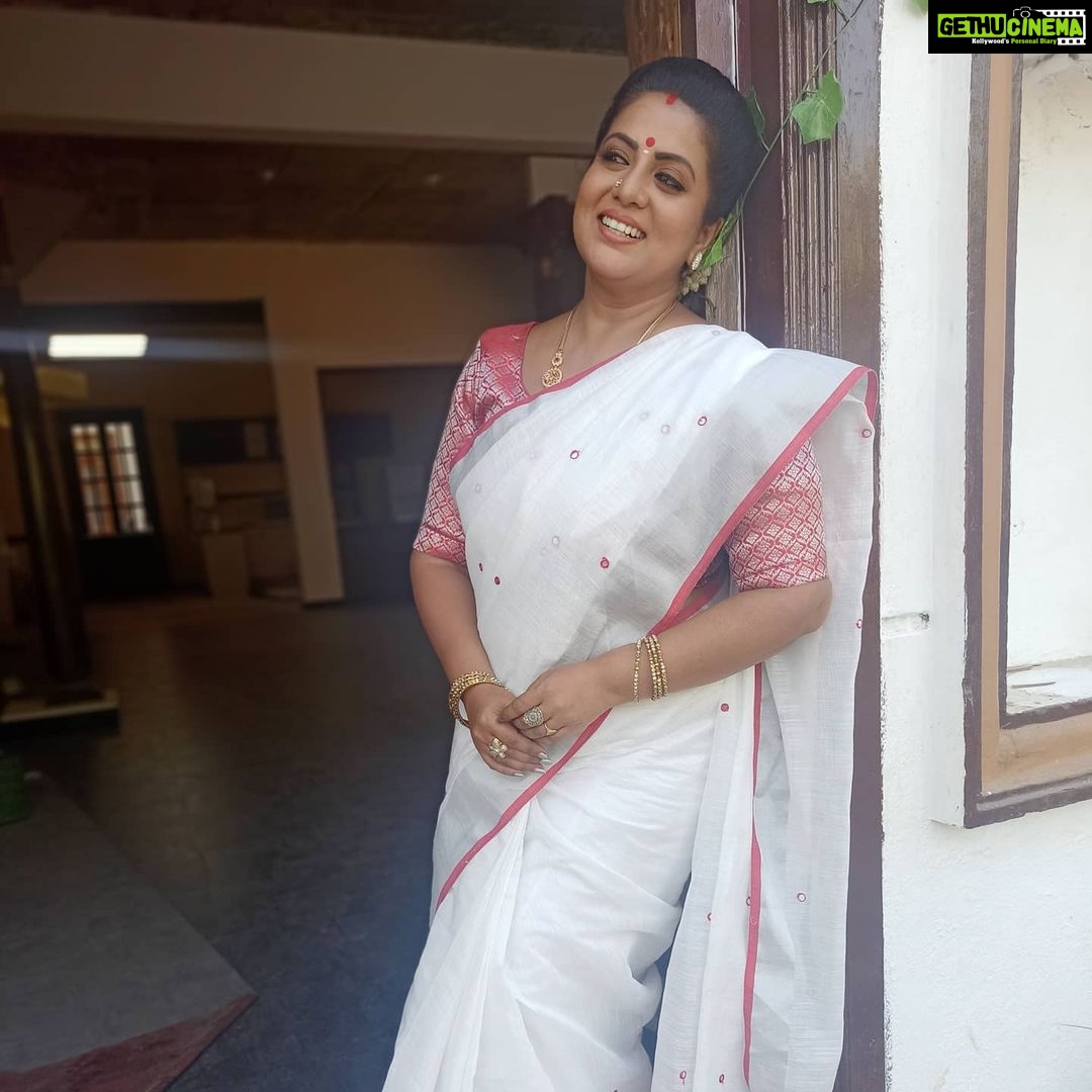 Rupa Sri Instagram - Thank you @ashas_womens_collection for this wonderful saree šši am really happy with this outfit and thankyou @indu_ig for the suitable blouse for this saree And do check : @indu_ig @ashas_womens_collection For many collections.... šššš„°š„°š„°