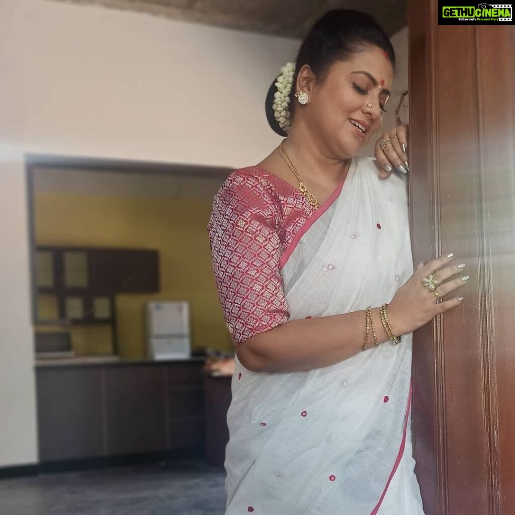 Rupa Sri Instagram - Thank you @ashas_womens_collection for this wonderful saree 😘😘i am really happy with this outfit and thankyou @indu_ig for the suitable blouse for this saree And do check : @indu_ig @ashas_womens_collection For many collections.... 😄😄😄🥰🥰🥰