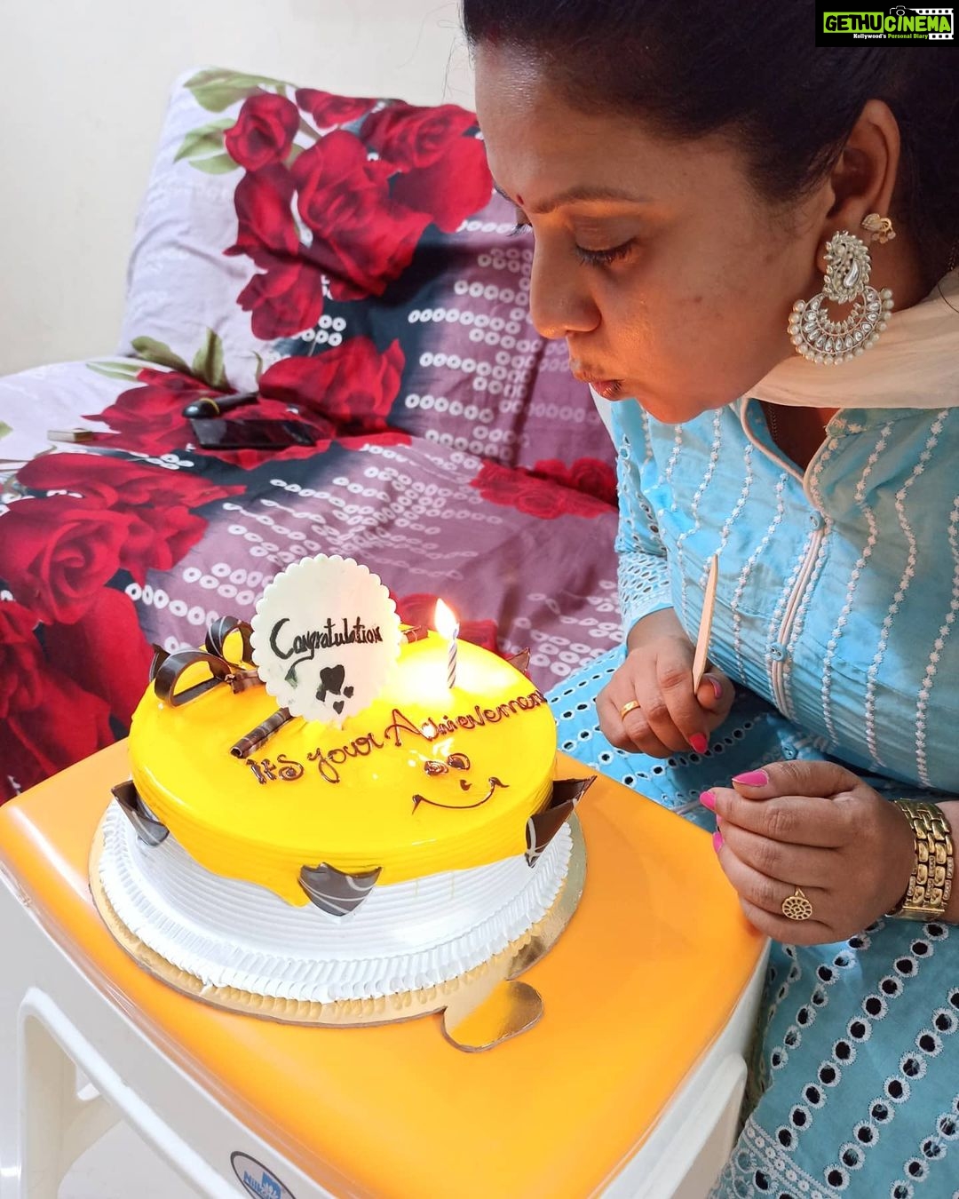 Rupa Sri Instagram - It was a pleasant surprise to receive cake from my beloved people ❤ for the award that i have received as best mamiyar #vijayawards , thank you for your love and support... Love u 😘 #vijaytv #barathikannamma @swab_wadi1116 @reshmasarath18 @lisha_hema @jithuz_rampart @dhanya_maryvarghese @rahimanreneesha @gopi671 @aaron_krish_cazziro Saidapet, Tamil Nadu, India