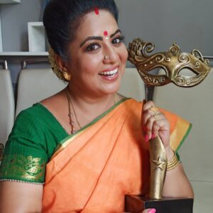 Rupa Sri Instagram - Thanks to @vijaytelevision 
For giving this ''best mamiyar" Award
😍😍🥰🥰😘😘👑👑🏆🏆🏆
Proud to be an best mamiyar