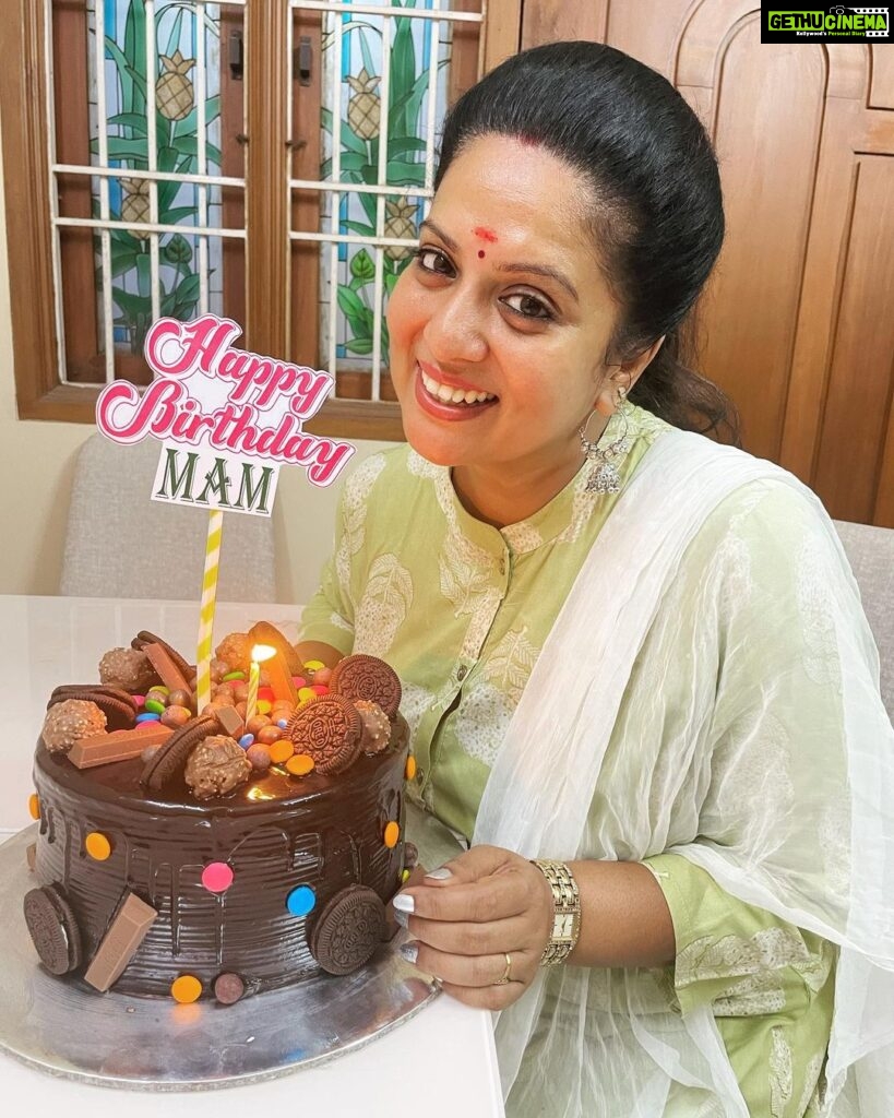 Rupa Sri Instagram - Thank you so much for sending me this beautiful cake without forgetting a year @reshmasarath18 @swab_wadi1116 They are not just my fans, they’re one of my family members. Thank you for your love and care from the beginning.🥰❤️