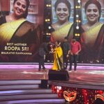Rupa Sri Instagram – Hello All, I won “The Best Mother” category for BarathiKannamma of the year 2023 in 8th Vijay Television Awards!❤️Without all the love and support from all you it couldn’t be possible! 
Thank You @praveen.bennett & @vijaytelevision @globalvillagers producer @Venkatesh Sir @kriskuty @balachandran_ratnavel @pradeepmilroy for this incredible honor! I’m so so grateful ♥️🥰
I Love Y’all♥️😘

#barathikannamma #soundarya #rupasree