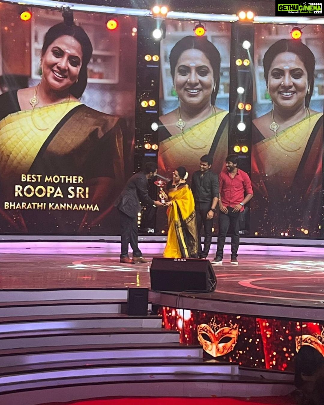 Rupa Sri Instagram - Hello All, I won “The Best Mother” category for BarathiKannamma of the year 2023 in 8th Vijay Television Awards!❤️Without all the love and support from all you it couldn’t be possible! Thank You @praveen.bennett & @vijaytelevision @globalvillagers producer @Venkatesh Sir @kriskuty @balachandran_ratnavel @pradeepmilroy for this incredible honor! I’m so so grateful ♥️🥰 I Love Y’all♥️😘 #barathikannamma #soundarya #rupasree