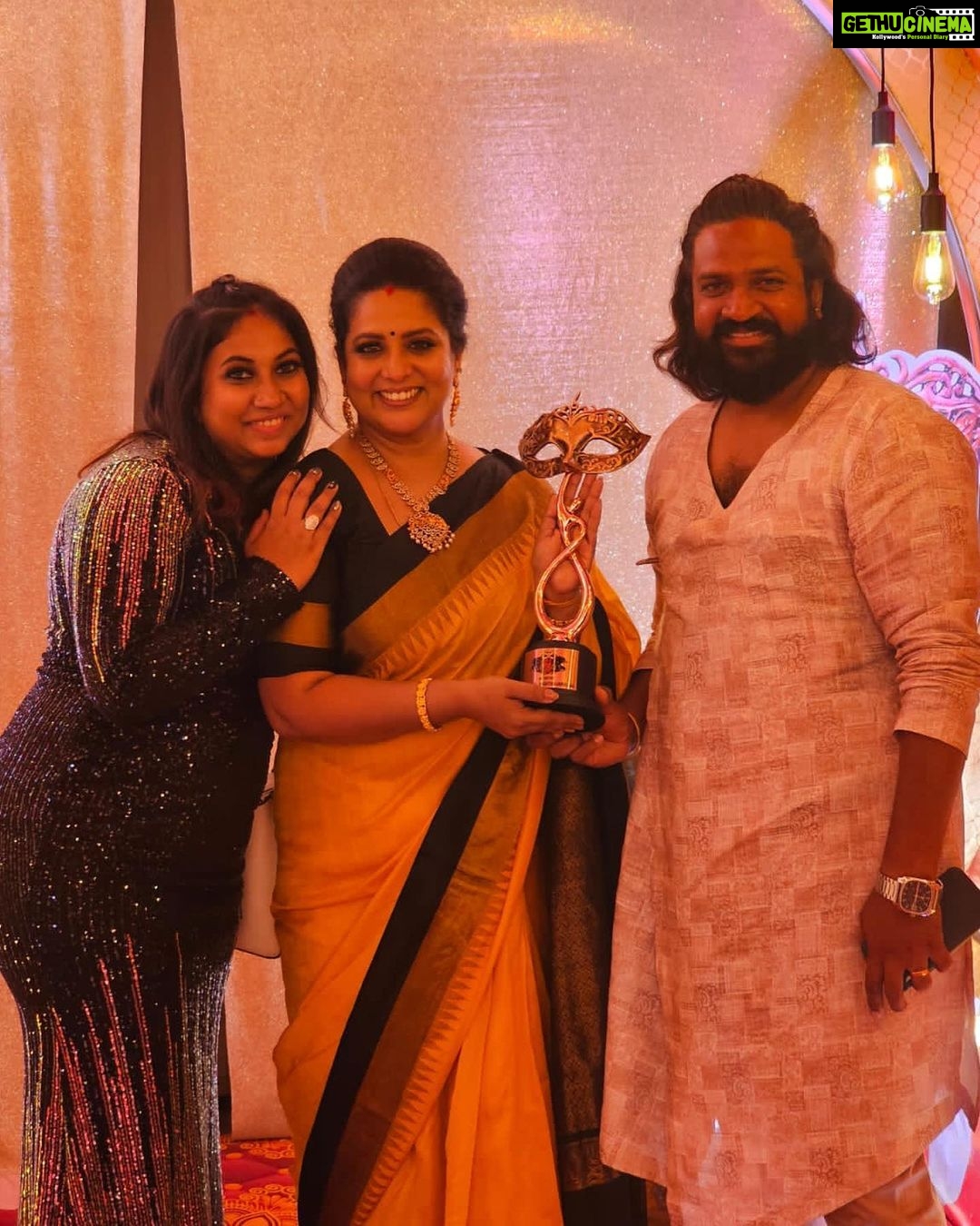 Rupa Sri Instagram - Hello All, I won “The Best Mother” category for BarathiKannamma of the year 2023 in 8th Vijay Television Awards!❤️Without all the love and support from all you it couldn’t be possible! Thank You @praveen.bennett & @vijaytelevision @globalvillagers producer @Venkatesh Sir @kriskuty @balachandran_ratnavel @pradeepmilroy for this incredible honor! I’m so so grateful ♥️🥰 I Love Y’all♥️😘 #barathikannamma #soundarya #rupasree
