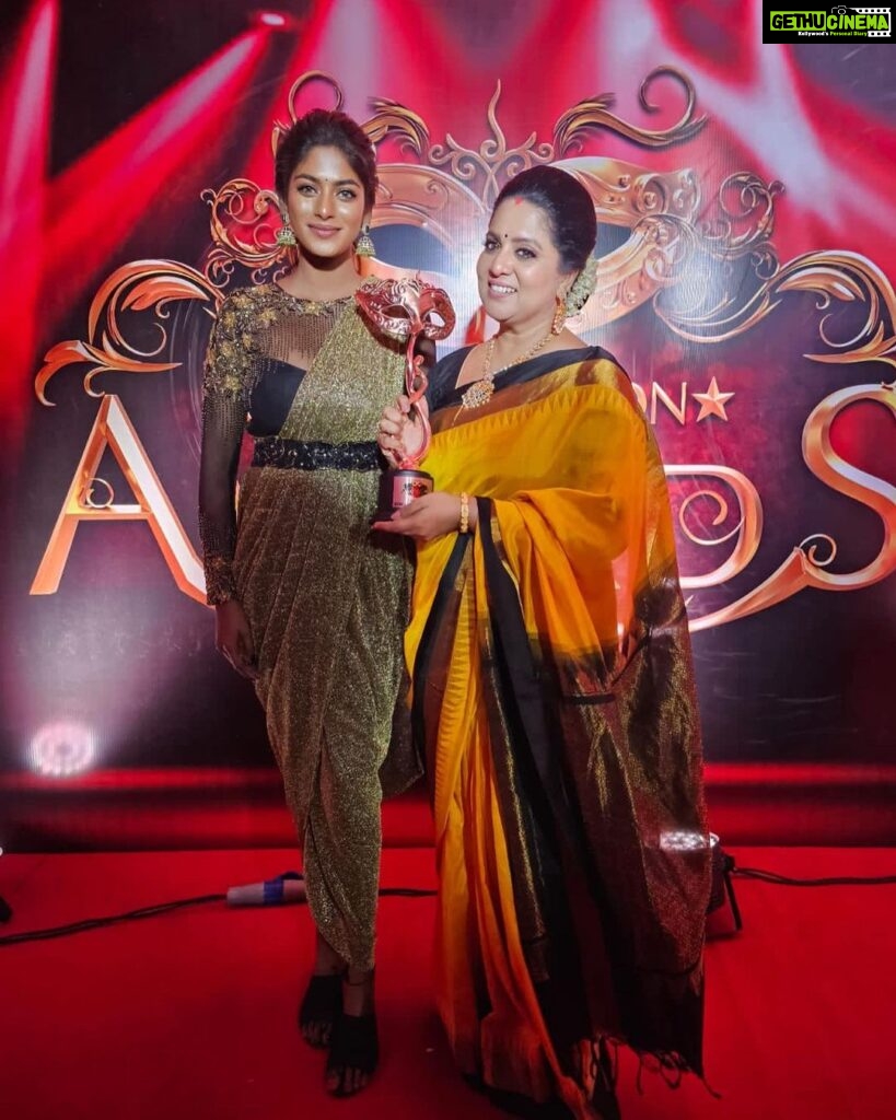 Rupa Sri Instagram - Hello All, I won “The Best Mother” category for BarathiKannamma of the year 2023 in 8th Vijay Television Awards!❤️Without all the love and support from all you it couldn’t be possible! Thank You @praveen.bennett & @vijaytelevision @globalvillagers producer @Venkatesh Sir @kriskuty @balachandran_ratnavel @pradeepmilroy for this incredible honor! I’m so so grateful ♥️🥰 I Love Y’all♥️😘 #barathikannamma #soundarya #rupasree