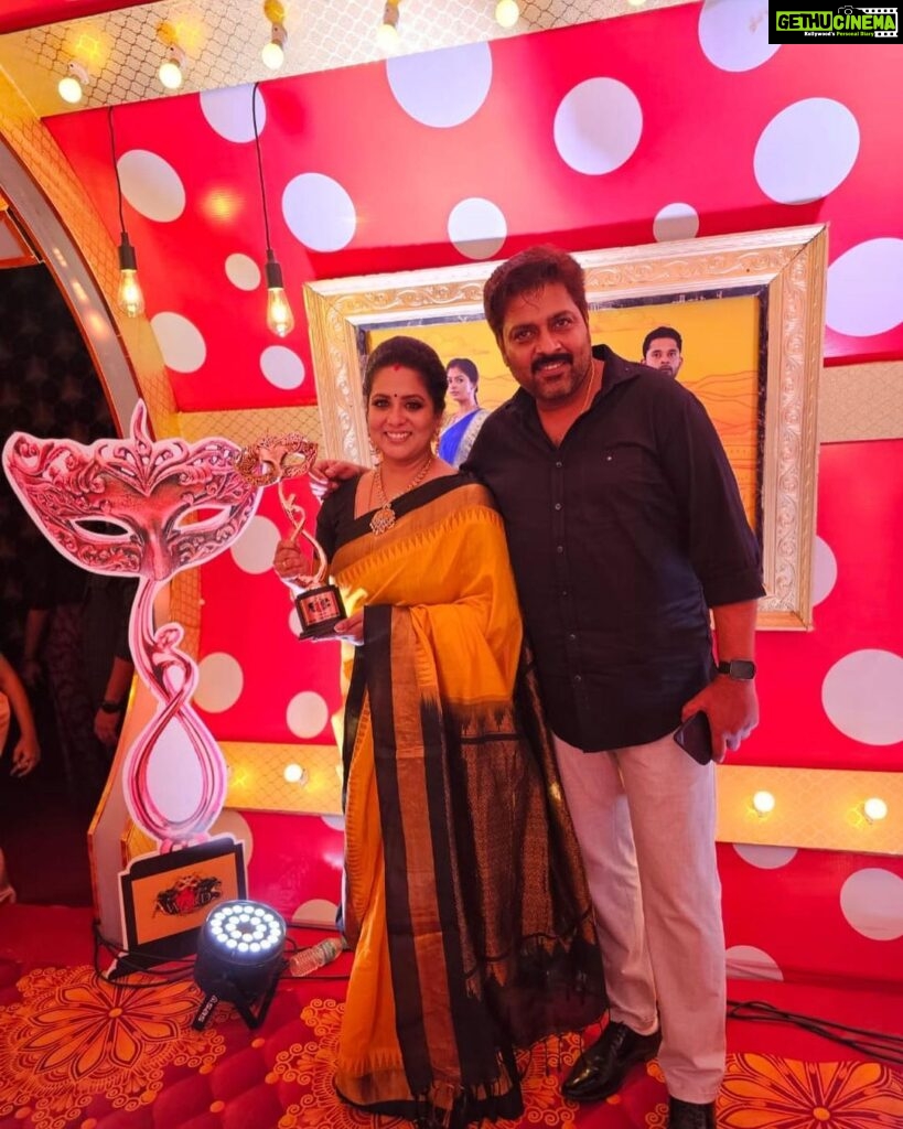 Rupa Sri Instagram - Hello All, I won “The Best Mother” category for BarathiKannamma of the year 2023 in 8th Vijay Television Awards!❤️Without all the love and support from all you it couldn’t be possible! Thank You @praveen.bennett & @vijaytelevision @globalvillagers producer @Venkatesh Sir @kriskuty @balachandran_ratnavel @pradeepmilroy for this incredible honor! I’m so so grateful ♥️🥰 I Love Y’all♥️😘 #barathikannamma #soundarya #rupasree