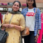 Rupa Sri Instagram - No shooting = Weekend Shopping 🛍 🥳🤪 @vinusha_devi #barathikannamma #soundarya #kannamma #vijaytelevision #shopping #weekendshopping #fun #streetfood