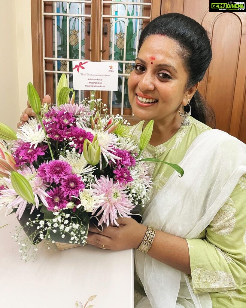 Rupa Sri Instagram - You all made my birthday so special sending me this beautiful flower bouquet!!🥰😍💖 Thank you so much for @vijaytelevision @kriskuty Sir @balachandran_ratnavel Sir @pradeepmilroy Sir