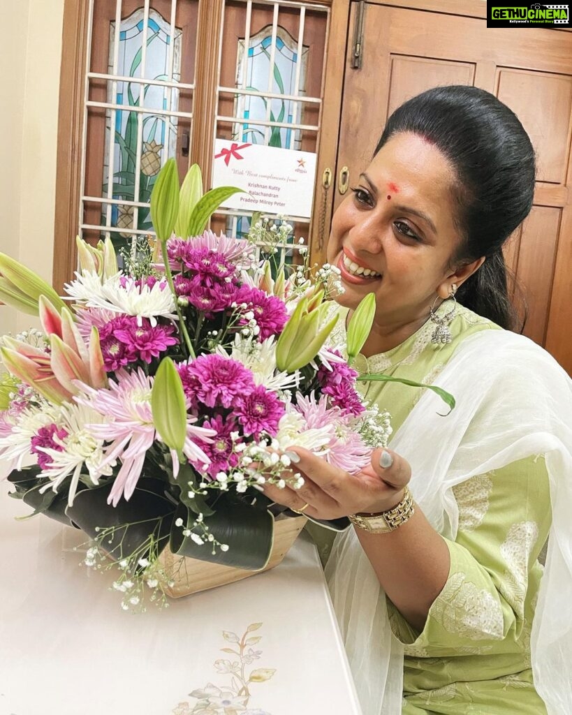 Rupa Sri Instagram - You all made my birthday so special sending me this beautiful flower bouquet!!🥰😍💖 Thank you so much for @vijaytelevision @kriskuty Sir @balachandran_ratnavel Sir @pradeepmilroy Sir