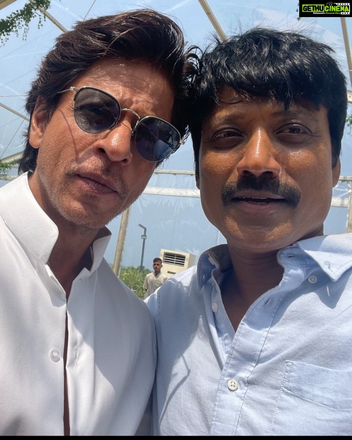 S. J. Surya Instagram - Happy happy ⁦@iamsrk ⁩ sirrrr 🥰🥰🥰🥰🥰🙏🙏🙏🙏memorably moment of my life since DARR , BAZZIGAR Ur die hard fan sir 💐💐💐🙏