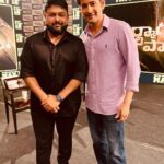S. Thaman Instagram - After a Very very lonnngg time catching up for an interview with Our Very Own #SuperStar @urstrulymahesh gaaru ❤️ Sitting Next to Him Chatting and Talking about Our #BlockBusterSarkaruVaaripaata 💥🧨 Was On Sky 🚀💨🦋 #SVPOnMay12 #SSMB28 🔊🎛🎬
