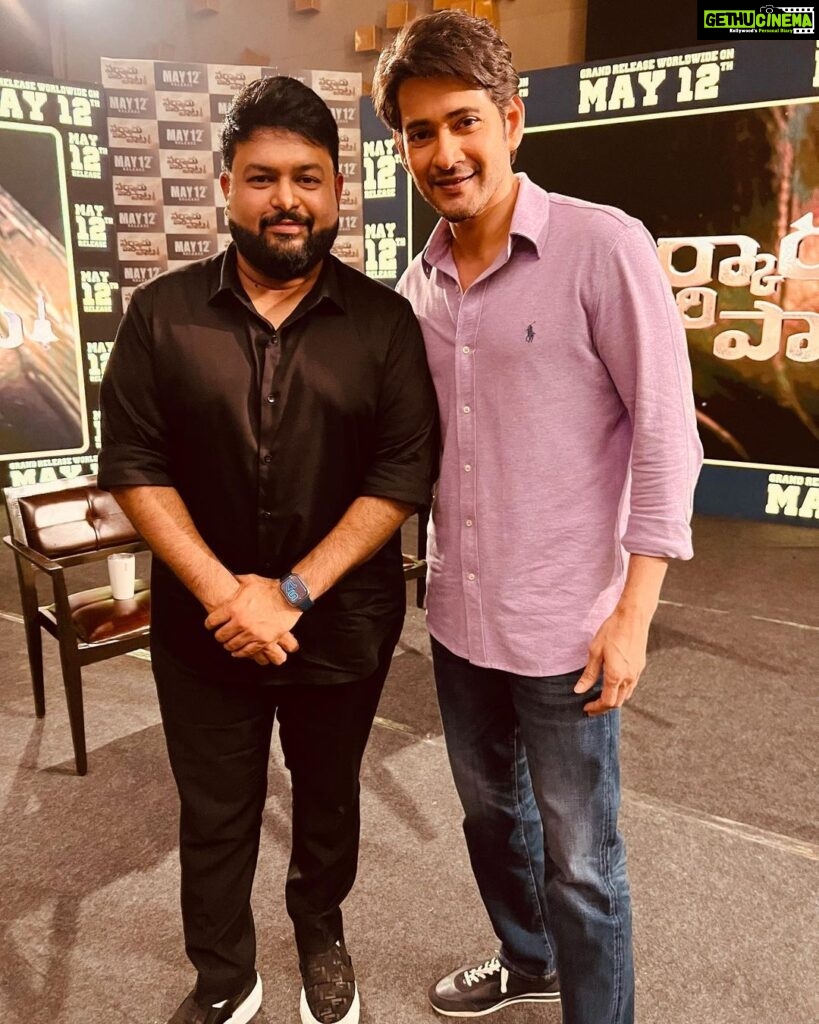 S. Thaman Instagram - After a Very very lonnngg time catching up for an interview with Our Very Own #SuperStar @urstrulymahesh gaaru ❤️ Sitting Next to Him Chatting and Talking about Our #BlockBusterSarkaruVaaripaata 💥🧨 Was On Sky 🚀💨🦋 #SVPOnMay12 #SSMB28 🔊🎛🎬