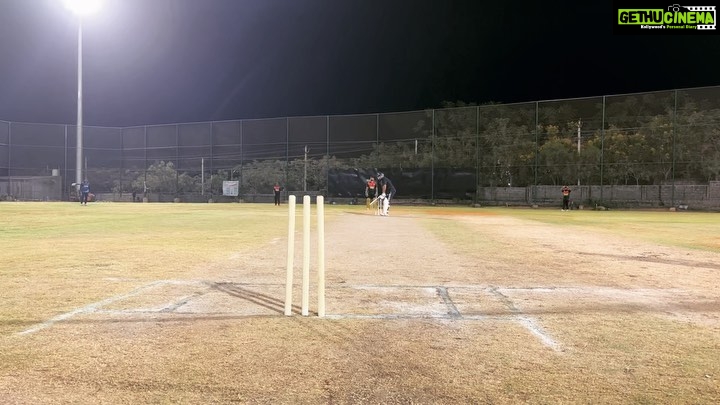 S. Thaman Instagram - Straight back Hit to 4 bowled by @yashwanthmaster 💥🏆🏏 Chasing 157 #Srcc #Hyd #Cricket 🏟
