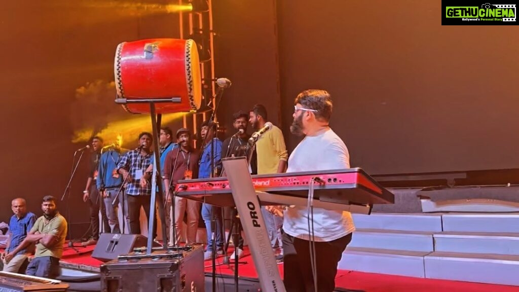 S. Thaman Instagram - The Beat of #VaaThalaivaa at Our Sound Check ❤‍🔥 3 Am Energy Is different 💥💥💥💥💥 Tat too for Our darr #Thalapathy 🥁🥁🥁🥁🥁 #VarisuAudioLaunch 🚀🎧 #Vijay Anna #Varisu #VarisuAlbum 💃🎧