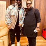 S. Thaman Instagram - With My Most Favourite Singer & Human Being @Shankar_Live Performing #VaaThalaivaa ❤️‍🔥 Has totally Lit 🔥the Stadium 🏟️ What An energy 🥁💥 #VarisuAudioLaunchDay #VarisuMusic 🎧💃