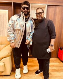 S. Thaman Instagram - With My Most Favourite Singer & Human Being 

@Shankar_Live Performing #VaaThalaivaa ❤️‍🔥 Has totally Lit 🔥the Stadium 🏟️ What An energy 🥁💥

#VarisuAudioLaunchDay #VarisuMusic 🎧💃