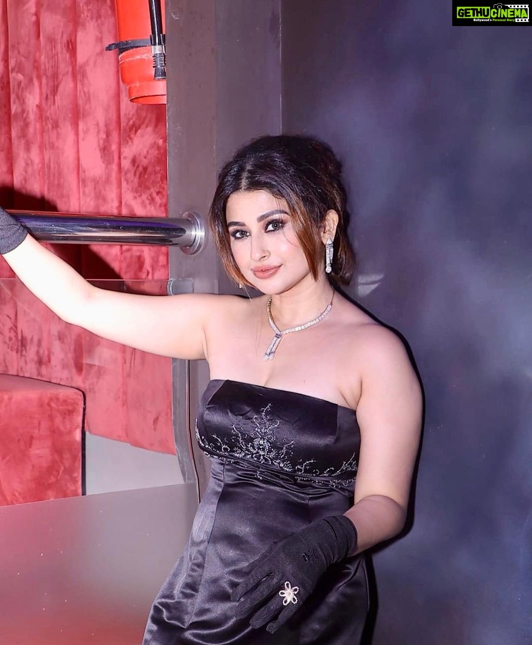 Saba Khan Instagram - She's got the look 🔥 . . Designer - @ddeepraa Mua - @sunny_makeup_artist . #launchparty #sabakhan