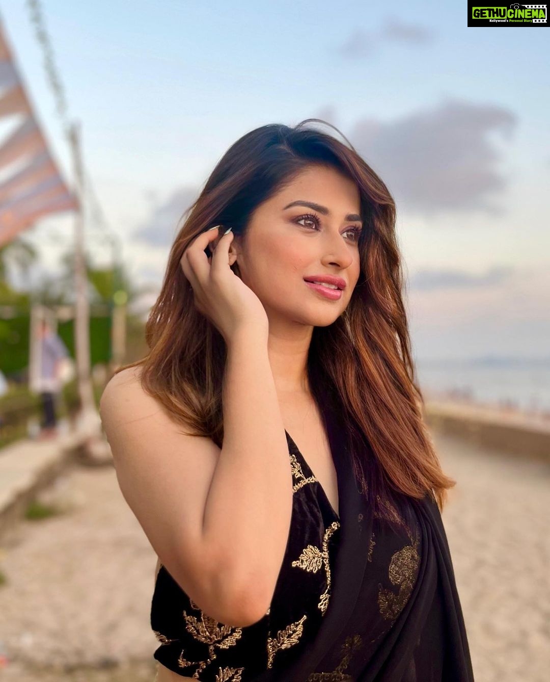 Saba Khan Instagram - Desi Girl 🥰⭐️ . . Outfit - @ddeepraa Make up - self 🥰 . #sabakhan #beauty #love #selflove