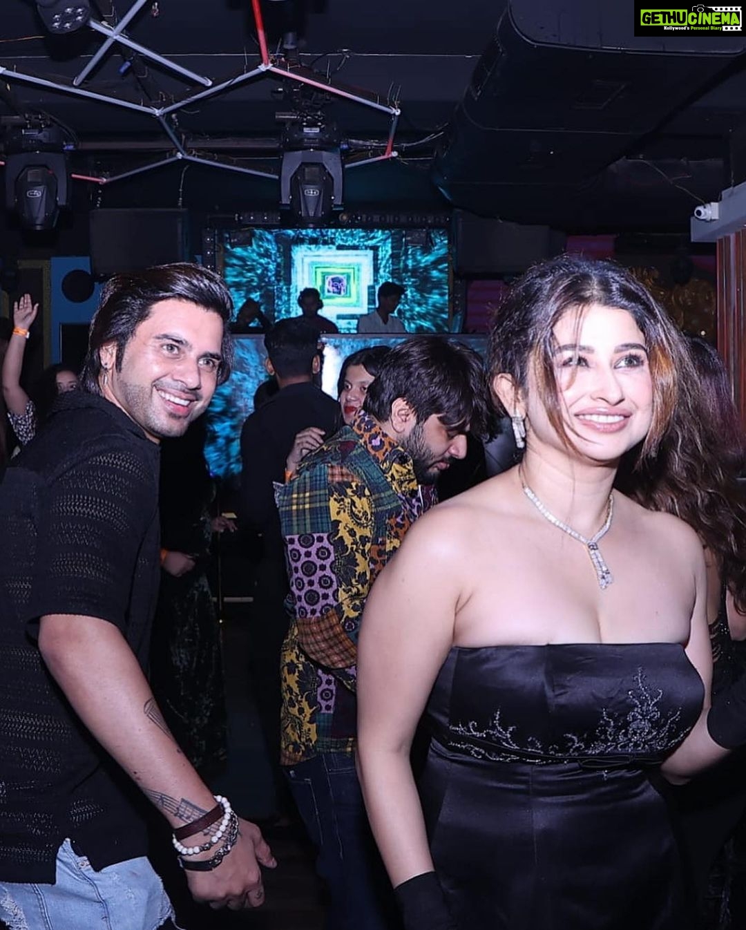 Saba Khan Instagram - Night to remember Dooriyan Launch Party 🎉 . Designer - @ddeepraa Mua - @sunny_makeup_artist . . #sabakhan #songlaunch #gratitude