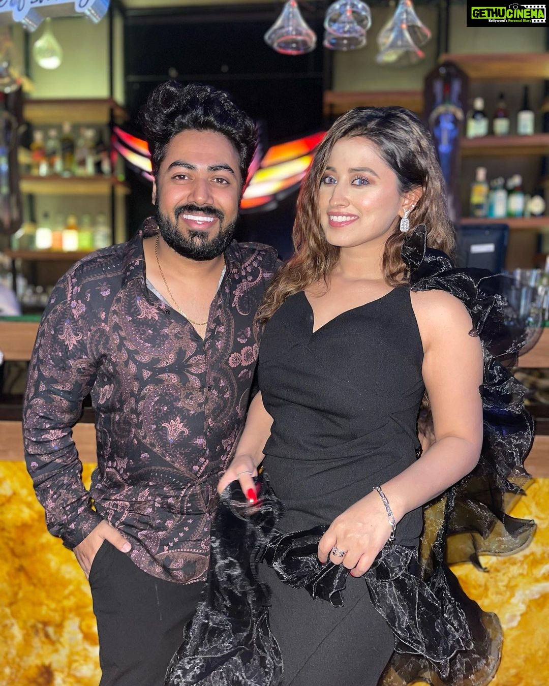 Saba Khan Instagram - Night to remember Dooriyan Launch Party 🎉 . Designer - @ddeepraa Mua - @sunny_makeup_artist . . #sabakhan #songlaunch #gratitude