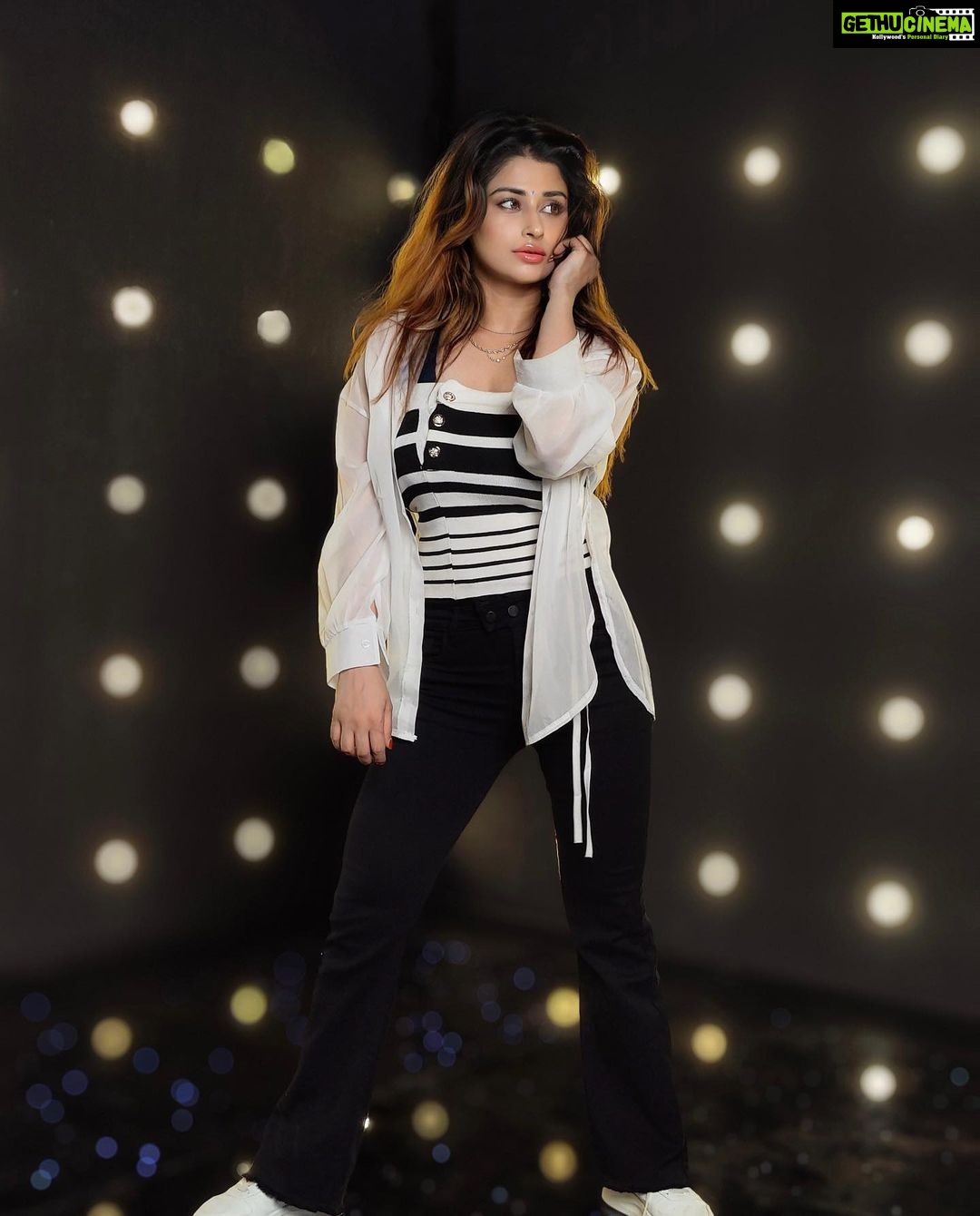 Saba Khan Instagram - Naina ❤️ . Outfit - @fashionstruc . . #sabakhan #trending #beautiful