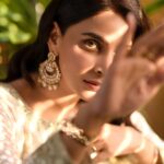 Saba Qamar Zaman Instagram - Eid Mubarak! ♥️🤍 👗 @umshabyuzmababar 📸 @waseemphotography