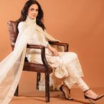 Saba Qamar Zaman Instagram - Eyes hold conversation. 🧡 👗 @erumkhancouture 💄 @nauman_makeup_artist 📸 @waseemphotography