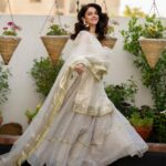 Saba Qamar Zaman Instagram - Eid Mubarak! ♥️🤍 👗 @umshabyuzmababar 📸 @waseemphotography