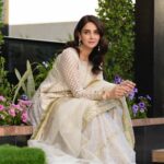 Saba Qamar Zaman Instagram - Eid Mubarak! ♥️🤍 👗 @umshabyuzmababar 📸 @waseemphotography
