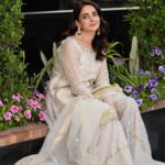 Saba Qamar Zaman Instagram - Eid Mubarak! ♥️🤍 👗 @umshabyuzmababar 📸 @waseemphotography